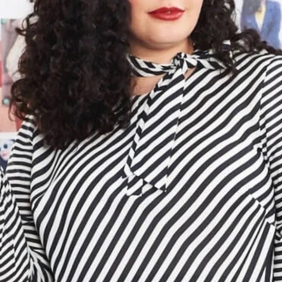 GIRL WITH CURVES x Dia & Co BLOUSE - Picture 2 of 3